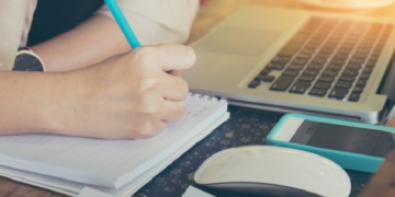 Жителі Тернопільської громади можуть підвищити рівень цифрової грамотності на національній онлайн-платформі Дія.Цифрова освіта