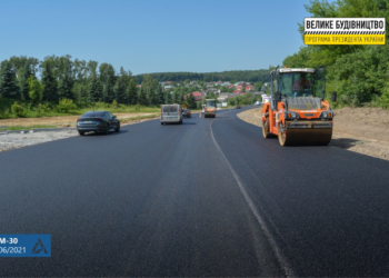 На Тернопільщині завершують ремонтувати найдовшу дорогу