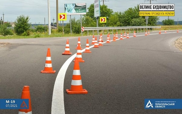 На Тернопільщині розпочали наносити дорожню розмітку за новою технологією