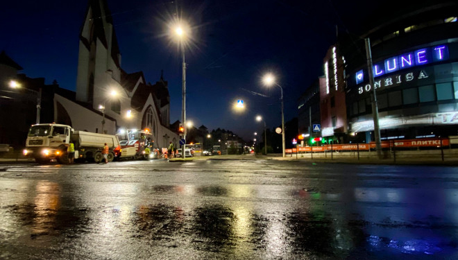 У Тернополі ремонтували дорогу у нічний час