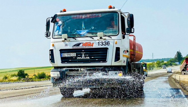 У Тернополі працює поливальна техніка