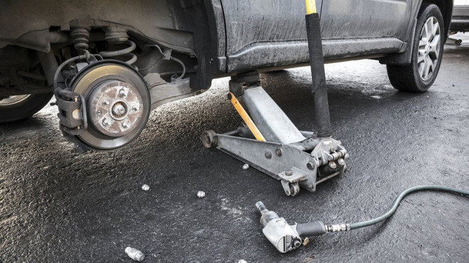 Небезпечний транспорт: у Тернополі автомобіль придавав чоловіка