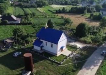 На Тернопільщині чоловік за власну пенсію ремонтує занедбаний костел у рідному селі (Відео)