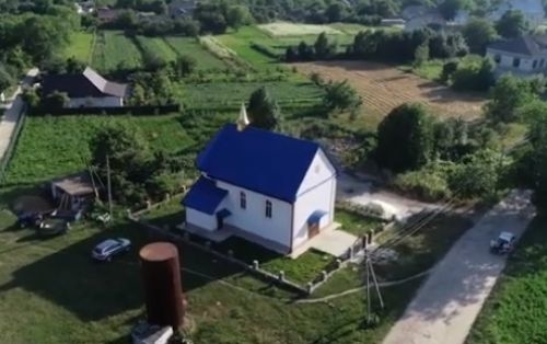 На Тернопільщині чоловік за власну пенсію ремонтує занедбаний костел у рідному селі (Відео)