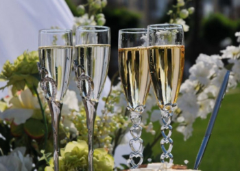 Скандал у Тернополі: ресторан відмовився повертати аванс за весілля, яке відклали через смерть від коронавірусу