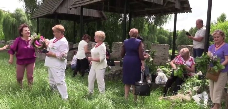 “Купальський віночок”: як тернопільські пенсіонери готуються до свята Івана Купала (Відео)