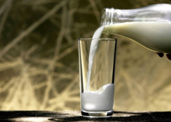 Тернополян просять не дегустувати молоко на місцевих ринках