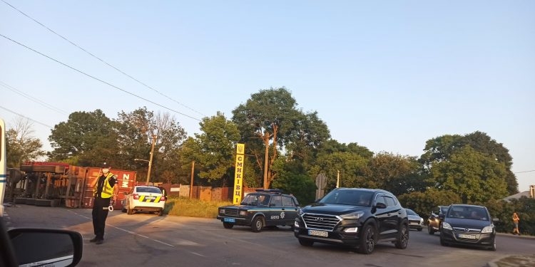 ДТП на Тернопільщині: на виїзді з села Смиківці у напрямку Хмельницького перекинулася вантажівка
