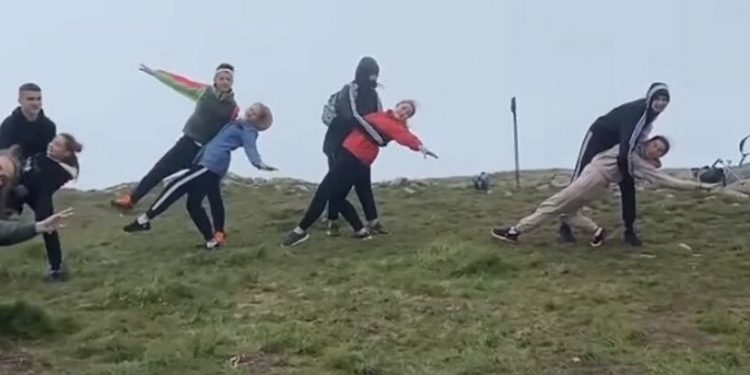 “Вальс у хмарах”: випускники з Тернопільщини станцювали на вершині Говерли (Відео)