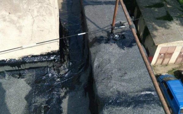 У Тернополі обслуговуючі підприємства розпочали ремонтувати покрівлі багатоповерхівок