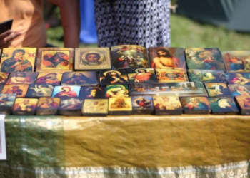 Шматки деревини тернополянин перетворює на ікони (Фото)