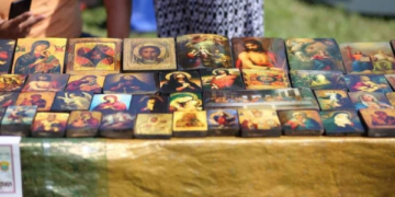 Шматки деревини тернополянин перетворює на ікони (Фото)