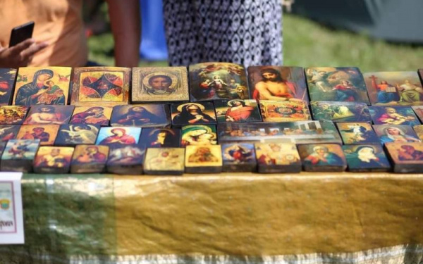 Шматки деревини тернополянин перетворює на ікони (Фото)