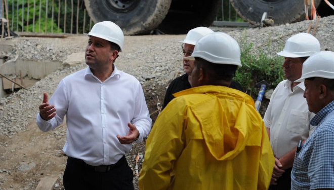 За новітніми технологіями триває будівництво нового мосту через ріку Серет у Струсові