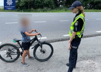 Історія з щасливим кінцем: на ділянці міжнародної траси Тернопільщини патрульні зупинили дитину на велосипеді