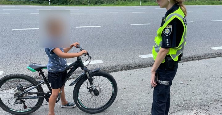 Історія з щасливим кінцем: на ділянці міжнародної траси Тернопільщини патрульні зупинили дитину на велосипеді