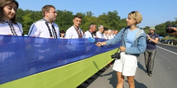На Тернопіллі розгорнули державний прапор України завдовжки у три кілометри