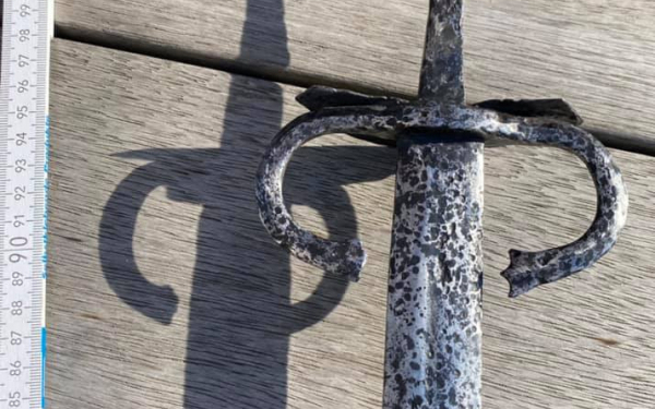 На Тернопільщині археологи знайшли унікальний 500-річний меч