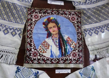 “Полотняний фольклор” : у Тернополі функціонує виставка унікальних рушників