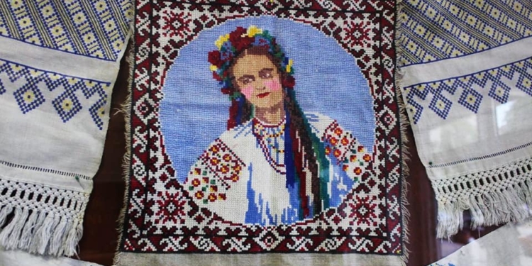 “Полотняний фольклор” : у Тернополі функціонує виставка унікальних рушників