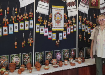 На Тернопільщині жінка онраментувала копії трипільського посуду