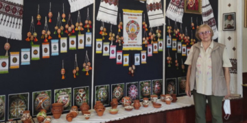 На Тернопільщині жінка онраментувала копії трипільського посуду