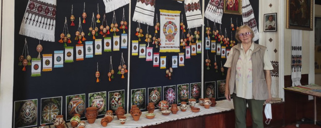 На Тернопільщині жінка онраментувала копії трипільського посуду