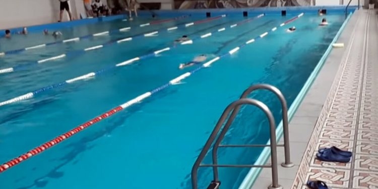 7 басейнів у Тернополі: де можуть поплавати батьки зі своїми дітьми і скільки це коштує?