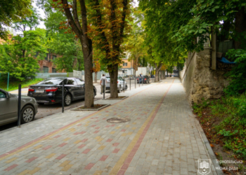 У Тернополі завершується капітальний ремонт тротуару на вулиці Паращука (Відео)