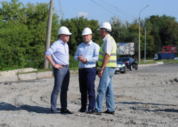 Голова Тернопільської ОДА разом з мером міста Тернополя Сергієм Надалом оглянули стан капітального ремонту моста на вулиці Микулинецька, який називають «Ватрівським мостом».