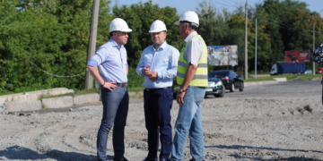 Голова Тернопільської ОДА разом з мером міста Тернополя Сергієм Надалом оглянули стан капітального ремонту моста на вулиці Микулинецька, який називають «Ватрівським мостом».