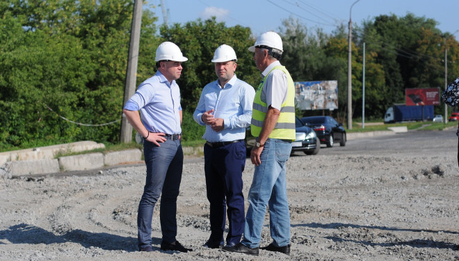 Голова Тернопільської ОДА разом з мером міста Тернополя Сергієм Надалом оглянули стан капітального ремонту моста на вулиці Микулинецька, який називають «Ватрівським мостом».