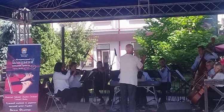 На честь 30-річчя Незалежності в рамках флешмобу «Мелодія єднає Україну» музиканти шести мистецьких колективів Тернополя одночасно виконають «Мелодію» Скорика