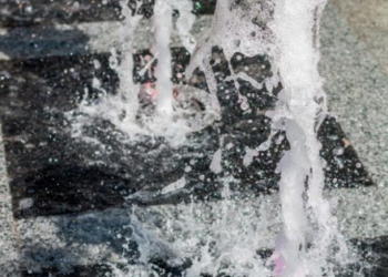 Фонтан, доріжки і освітлення: як жителі села на Тернопільщині власними силами зробили центральну площу