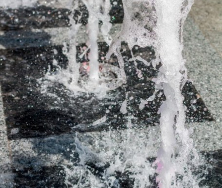 Фонтан, доріжки і освітлення: як жителі села на Тернопільщині власними силами зробили центральну площу