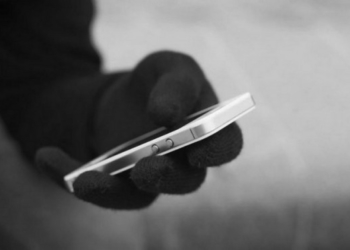 У Тернополі серед білого дня у чоловіка вкрали телефон