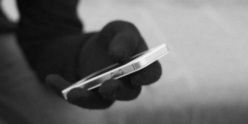 У Тернополі серед білого дня у чоловіка вкрали телефон