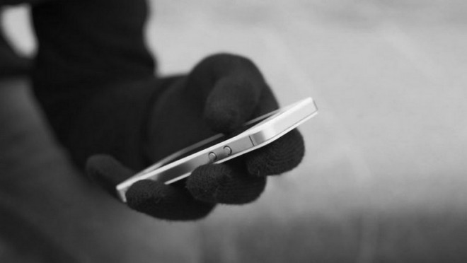 У Тернополі серед білого дня у чоловіка вкрали телефон