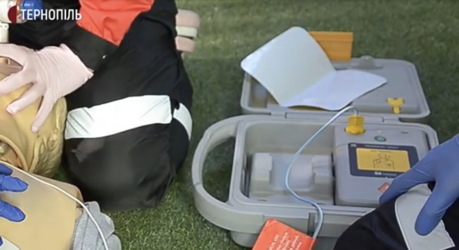 У Тернополі студенти-медики показали, як надавати першу допомогу при зупинці серця (Відео)