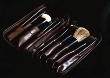 Відома в Ізраїлі візажистка з Тернопільщини презентувала власну лінійку пензлів для макіяжу