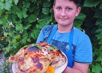 Перші страви у шість років: школяр з Тернопільщини дивує кулінарним талантом