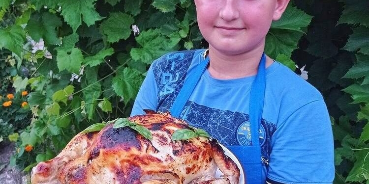 Перші страви у шість років: школяр з Тернопільщини дивує кулінарним талантом