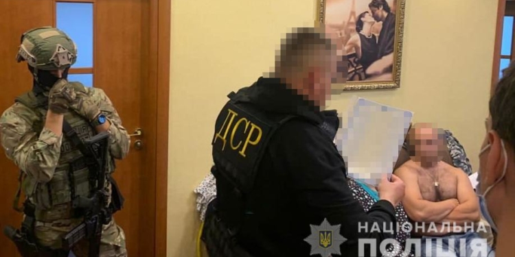 На Тернопільщині поліцейські викрили групу осіб, які вимагали 7 мільйонів у бізнесмена
