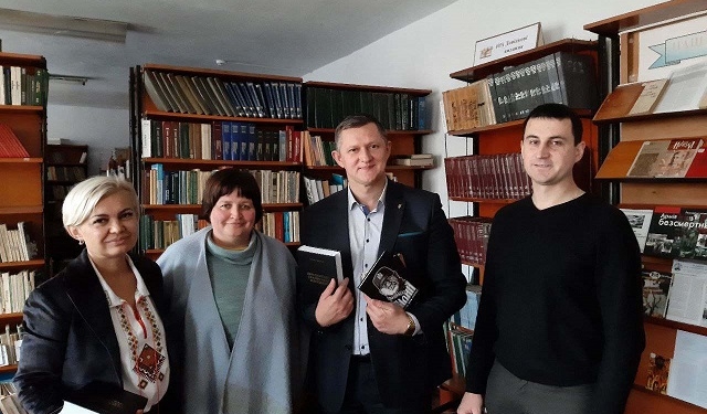 «Такі книги повинні бути в бібліотеці кожного правдивого Українця» – Михайло Тимошик