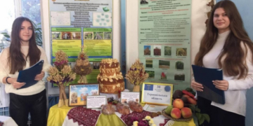 Молоді дослідники з Тернополя презентували свій метод вирощування екозелені на виставці в Києві