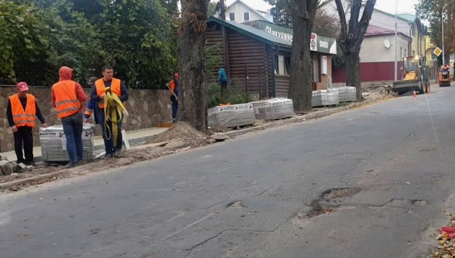 У Тернополі тривають ремонтні роботи в дворах