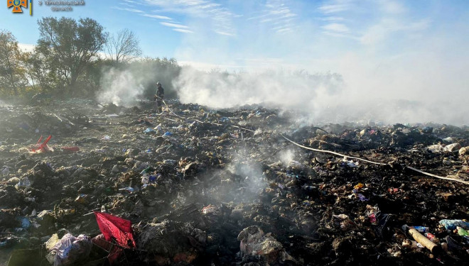 На Тернопільщині триває пожежа сміттєзвалища