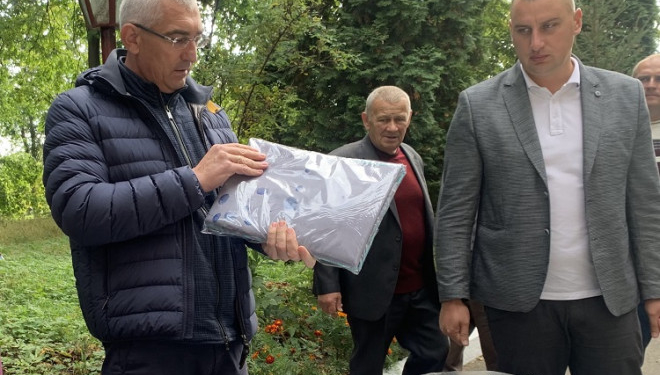 Нова постільна білизна, тумбочки та рушники: Денисівський будинок престарілих отримав допомогу