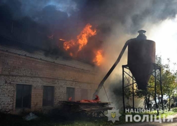 У Тернополі правоохоронці встановлюють причини горіння столярного цеху