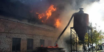 У Тернополі правоохоронці встановлюють причини горіння столярного цеху
